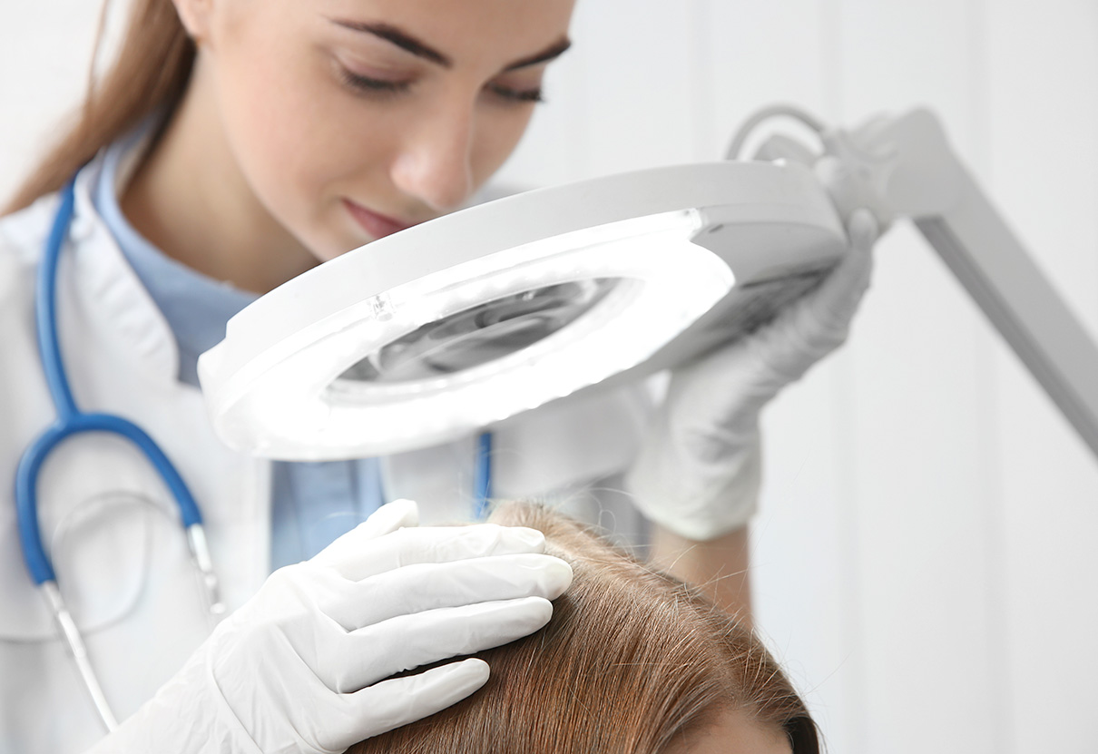 Esame tricologico con lente d’ingrandimento