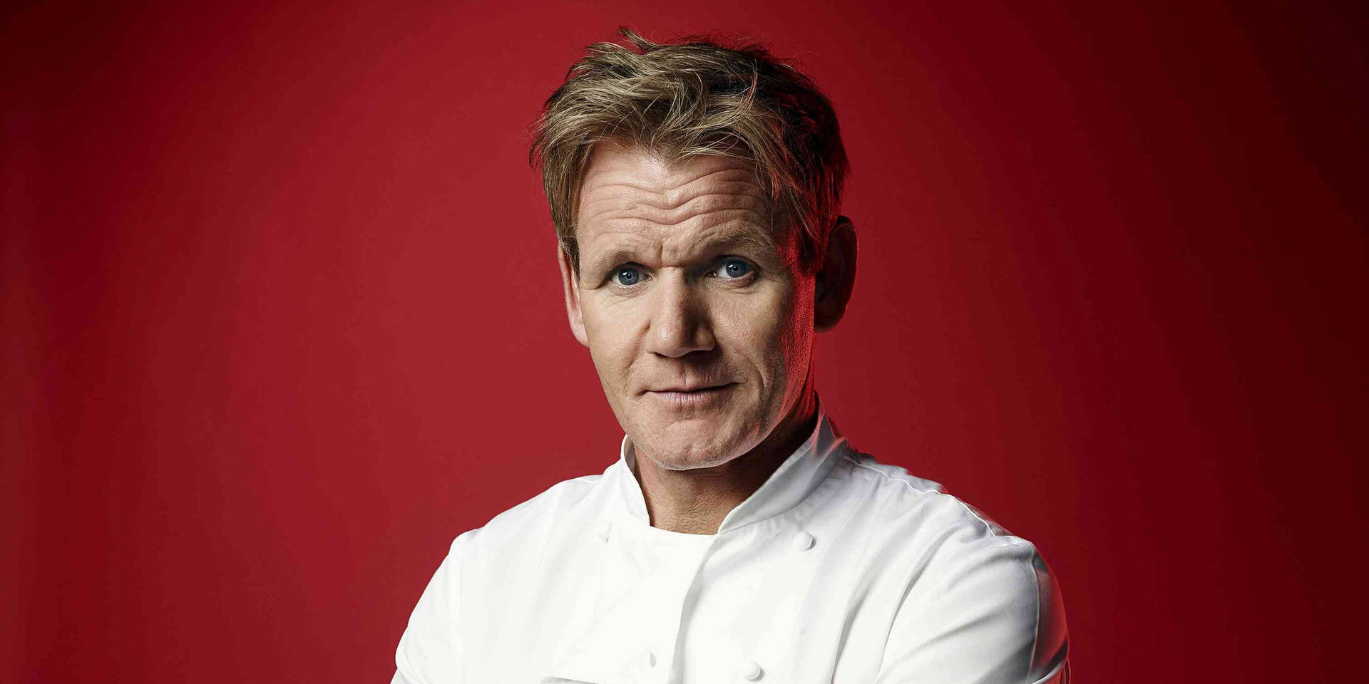 gordon ramsey cuoco con sfondo rosso