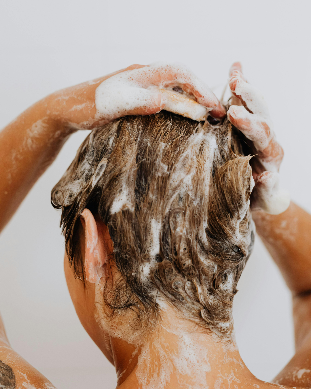 donna che si lava i capelli